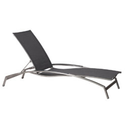 Ancona Liege. Filigraner, hochwertig verarbeiteter Edelstahl/304-Rahmen kombiniert mit Batyline®-Eden Textilenegewebe in Stoffoptik und -haptik sowie grauen Aluminium-Armlehnen. 4-fach verstellbare Rückenlehne. Rollbar.