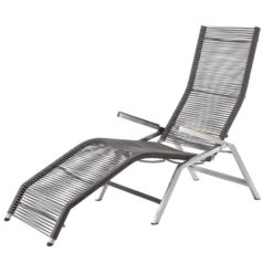 Komfortable, schöne Bäderliege in filigraner Optik. Hochwertig verarbeiteter Edelstahl/304-Rahmen kombiniert mit moccafarbenem Polyfiber Rope sowie Armlehnen aus Premium Teak.