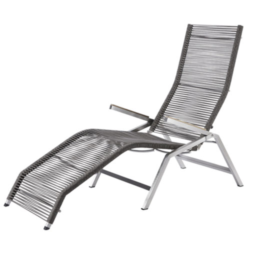 Komfortable, schöne Bäderliege in filigraner Optik. Hochwertig verarbeiteter Edelstahl/304-Rahmen kombiniert mit moccafarbenem Polyfiber Rope sowie Armlehnen aus Premium Teak.