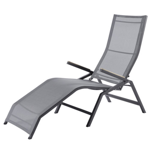 alencia Relax Liege. Komfortable, schöne Bäderliege in filigraner Optik. Hochwertig verarbeiteter Edelstahl Rahmen in Dunkelgrau, pulverbeschichtet kombiniert mit Sunproof® Sling in Schwarz/Silber oder Silber/Weiß, sowie Armlehnen aus Premium Teak. Auch für große Menschen bestens geeignet. Die Liege lässt sich platzsparend zusammenklappen.