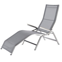 Venedig Relax Liege. Komfortable, schöne Bäderliege in filigraner Optik. Hochwertig verarbeiteter Edelstahl/304-Rahmen kombiniert mit Sunproof® Sling in Schwarz/Silber oder Silber/Weiß, sowie Armlehnen aus Premium Teak. Auch für große Menschen bestens geeignet. Die Liege lässt sich platzsparend zusammenklappen.