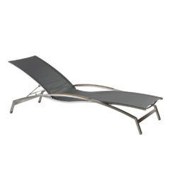 Venedig Liege. Filigraner, hochwertig verarbeiteter Edelstahl/304-Rahmen kombiniert mit Sunproof® Sling sowie Armlehnen aus Premium Teak. 4-fach verstellbare Rückenlehne. Rollbar.