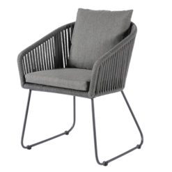 Kos Stuhl Teak. Moderner und sehr komfortabler Stuhl in einer Kombination aus pulverbeschichtetem Aluminiumrahmen sowie 14 mm breitem, dunkelgrauem oder hellgrauem Rope-Band